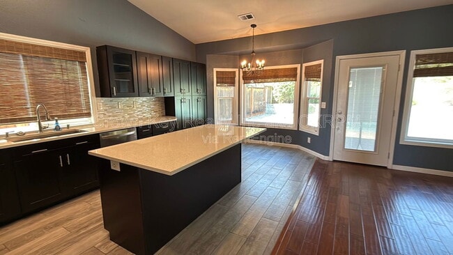 Building Photo - 885 Tom Fowler Dr