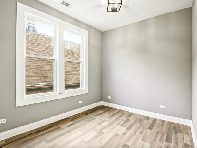 Building Photo - 1806 S Trumbull Ave