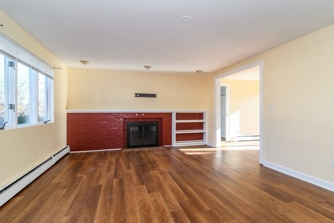 Building Photo - 10 Spring Valley Rd