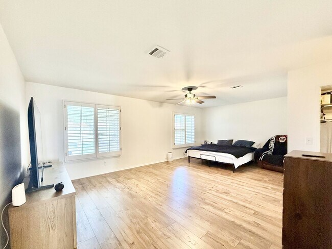 Building Photo - AVAILABLE NOW!! GORGEOUS 2 BEDROOM 2 BATHROOM Home in Palm Desert!