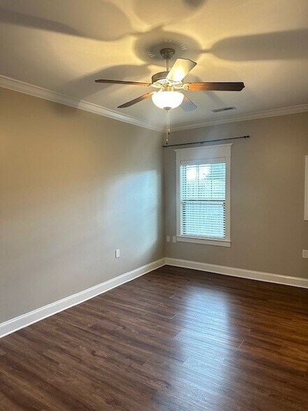 Building Photo - 112 NE Bellingham Dr