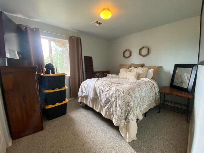 Building Photo - Spacious 4-bedroom with Panoramic Deck Nex...