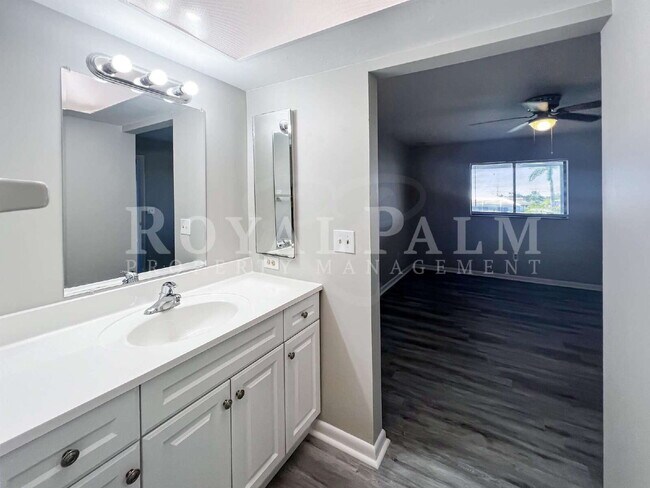 Building Photo - 4530 SW 10th Ave