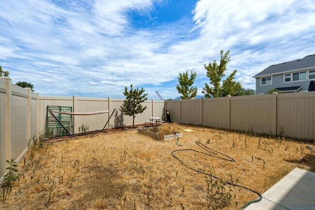 Building Photo - 3 Bedroom 2.5 Bathroom Townhome in Bluffdale!