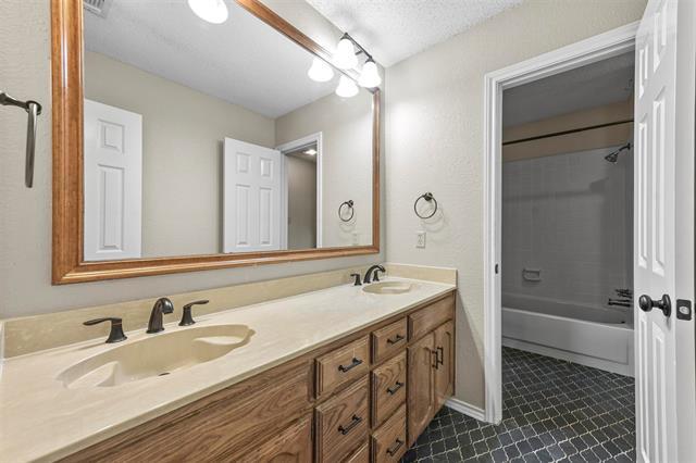 Building Photo - 2204 Sapphire Dr