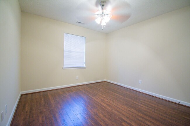 Building Photo - 3 Bedroom 2 Bathroom - Pets Allowed!