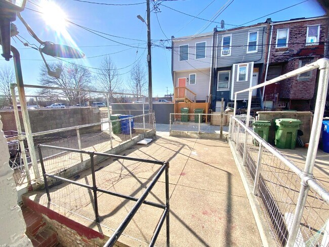 Building Photo - 514 N Decker Ave