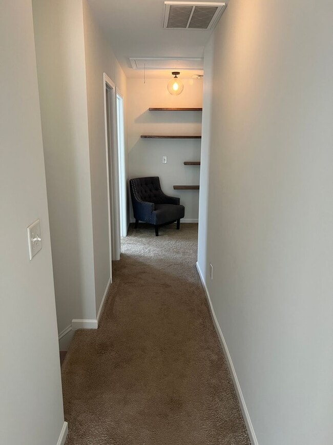 Building Photo - **Quaint 4/2.5 in Raleigh**
