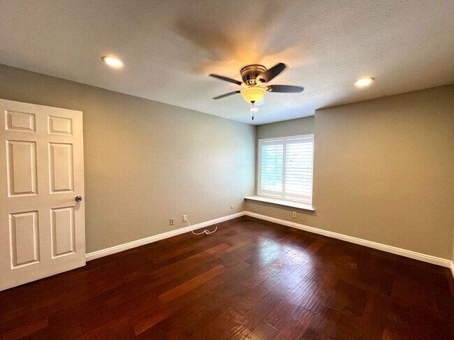 Building Photo - 4 bed, 3 bath located in Anaheim!