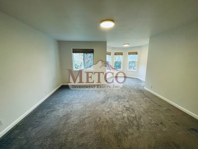 Building Photo - Beautiful 4 bedroom, 3 Bath House in Desirable Gilham Neighborhood!