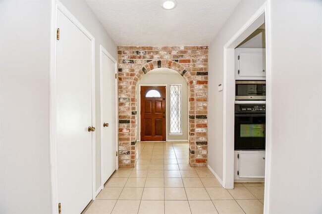 Building Photo - 9014 Mellow Brook Dr