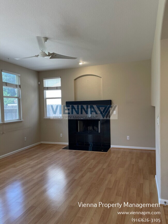 Building Photo - Spacious 3 Bedroom Home in Great Location