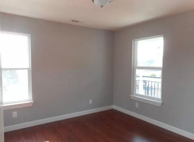 Building Photo - Beautiful & Cozy 4 Bedroom Home with Modern Upgrades!