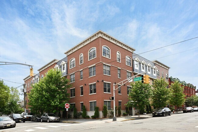 Building Photo - 974 Summit Ave
