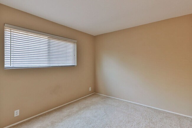 Building Photo - 8750 Villa La Jolla Dr