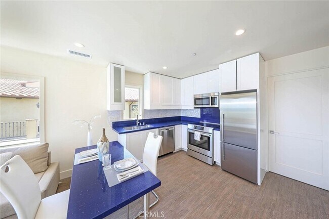 Building Photo - 376 Cliff Dr