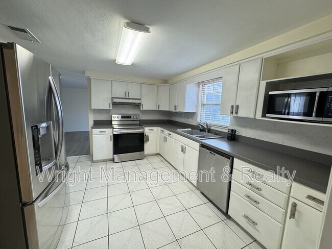 Building Photo - 10921 Norwood Ave