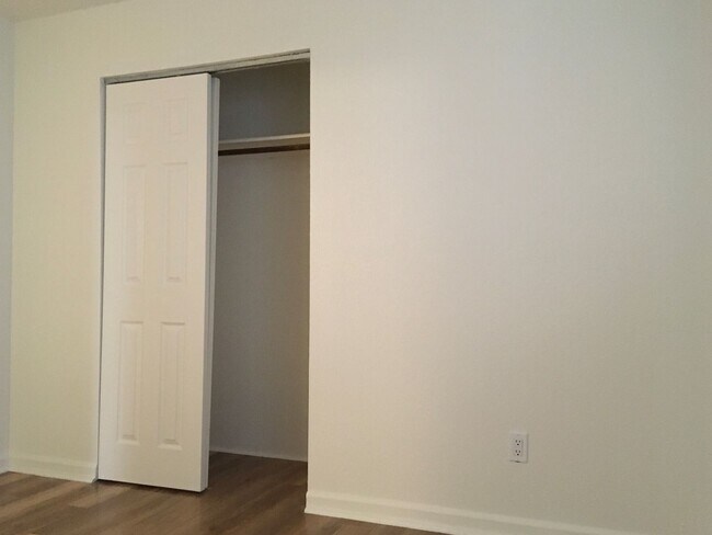 Building Photo - SPACIOUS 2 BEDROOM / 2 BATHROOM CONDO AVAILABLE $1,650.00 PER MONTH