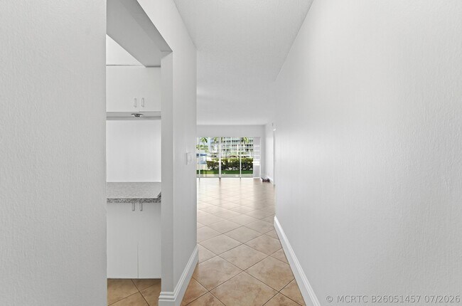 Building Photo - 1427 E Hillsboro Blvd