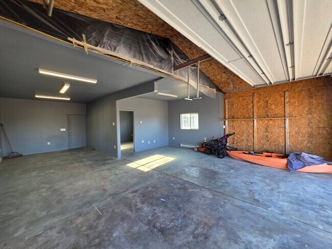 Building Photo - 2021 N Rd 48