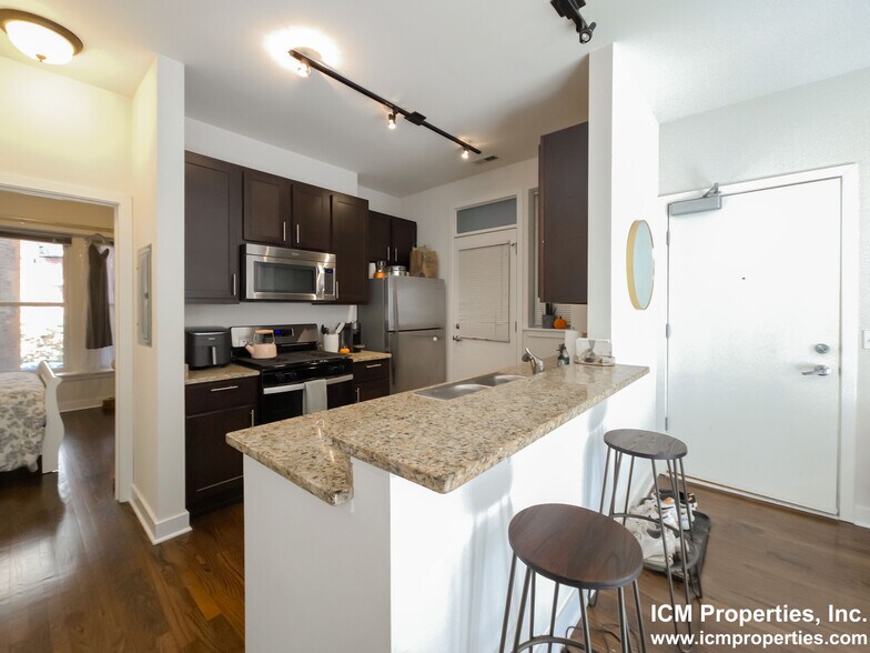 Building Photo - 1930 N Lincoln Ave