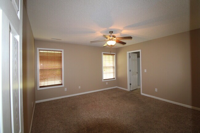Building Photo - 2105 Hobbit Way