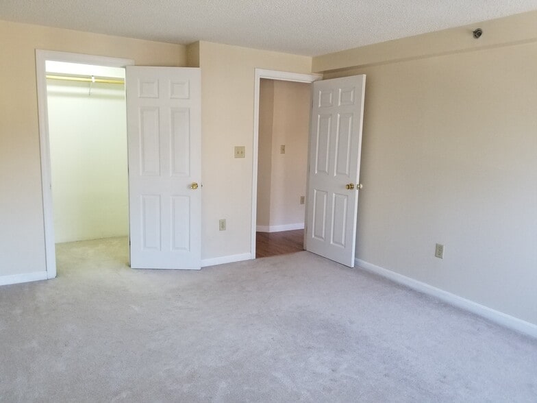 Building Photo - 688 Boston Post Rd E