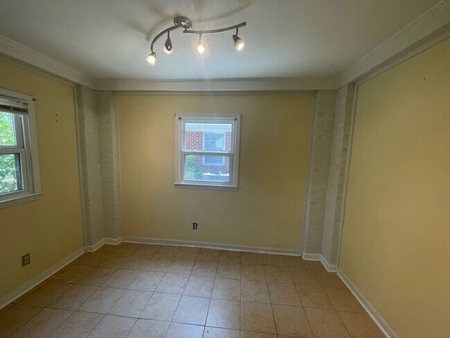 Building Photo - 2 Bedroom 1 Bath Bungalow in Rosewood