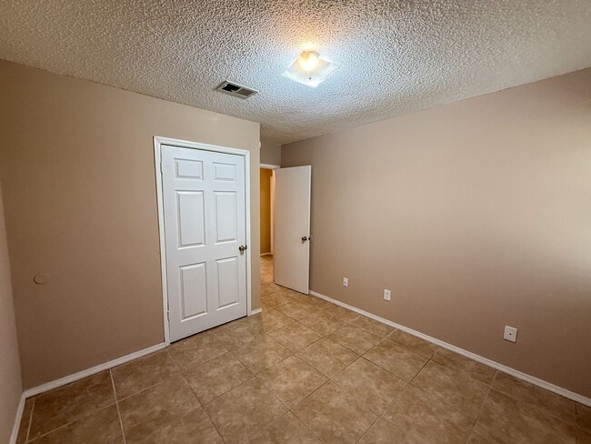 Building Photo - 2 Bedroom 1 Bath Unit for Rent - Water, Tr...