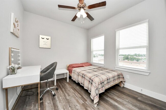 Building Photo - 1743 Cove Cres Ct