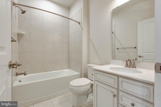 Building Photo - 7912 N Gladden Farm Way