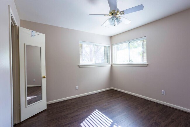Building Photo - 2114 Walnut Bend Ln