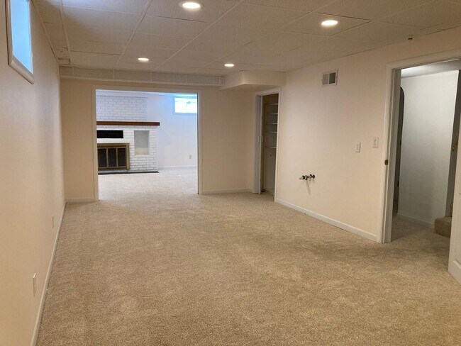 Building Photo - PENDING APPLICATION- Spacious 4 Bedroom on...