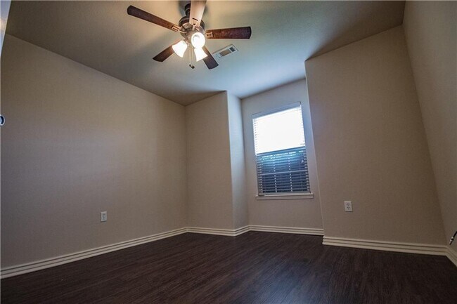 Building Photo - 912 Oakwood Ln