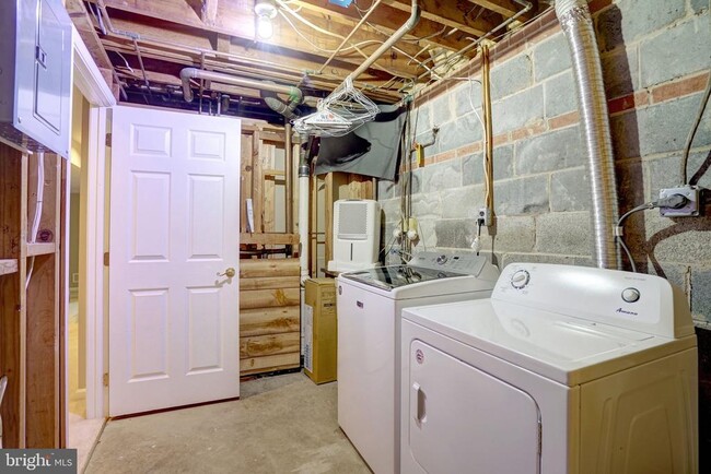 Building Photo - 821 N Latham St
