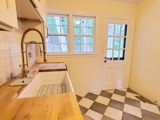 Building Photo - 829 Texas Ave