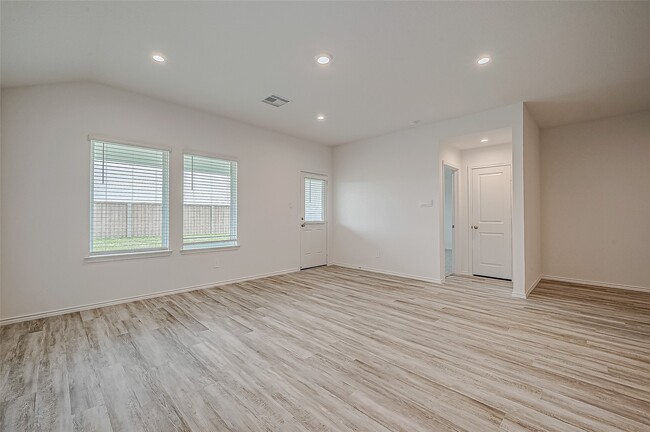 Building Photo - 5034 Balcolm Dr