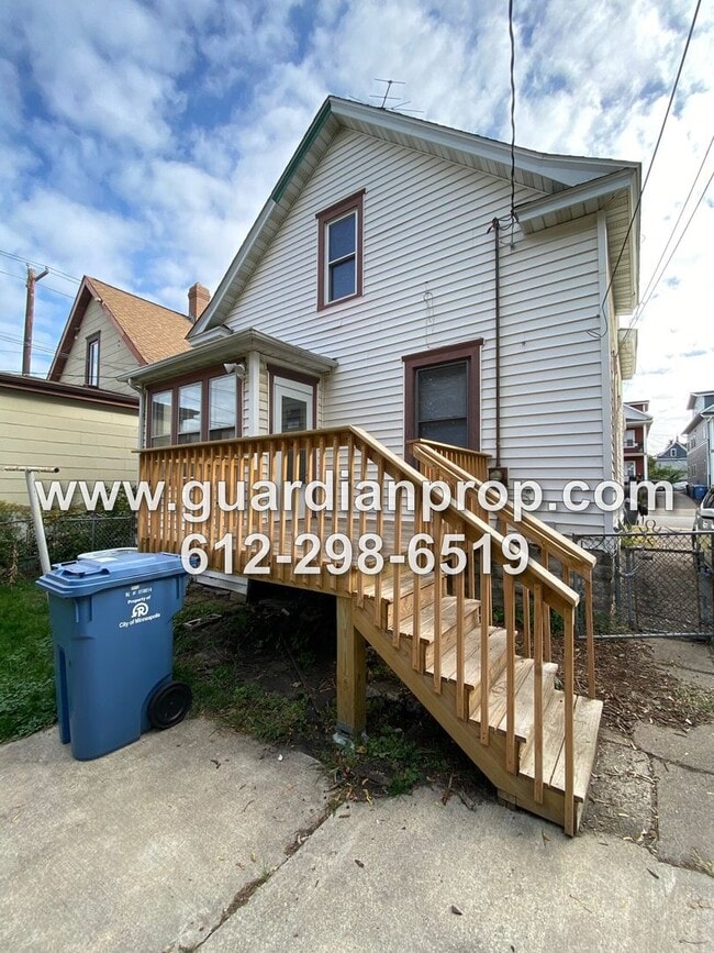 Building Photo - House Close to U of M Available Now, Hardw...