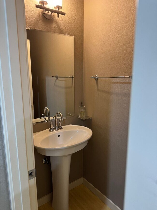 Building Photo - Beautiful 2br/2.5ba Townhome in Arbor Parc...