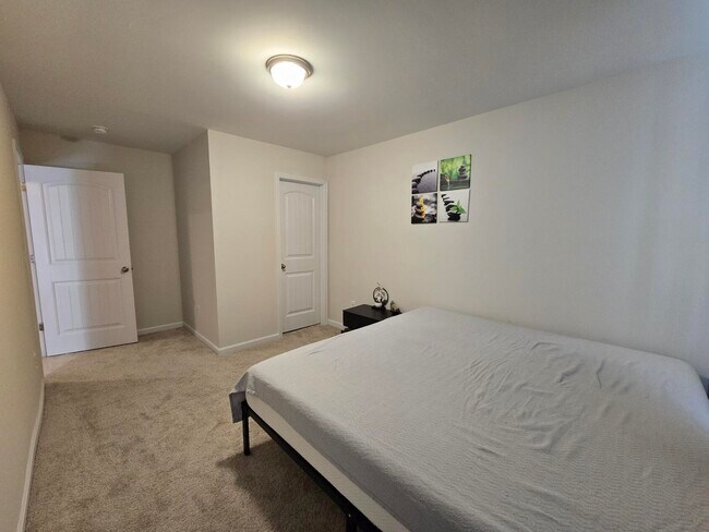 Building Photo - 1922 Flagpole Dr