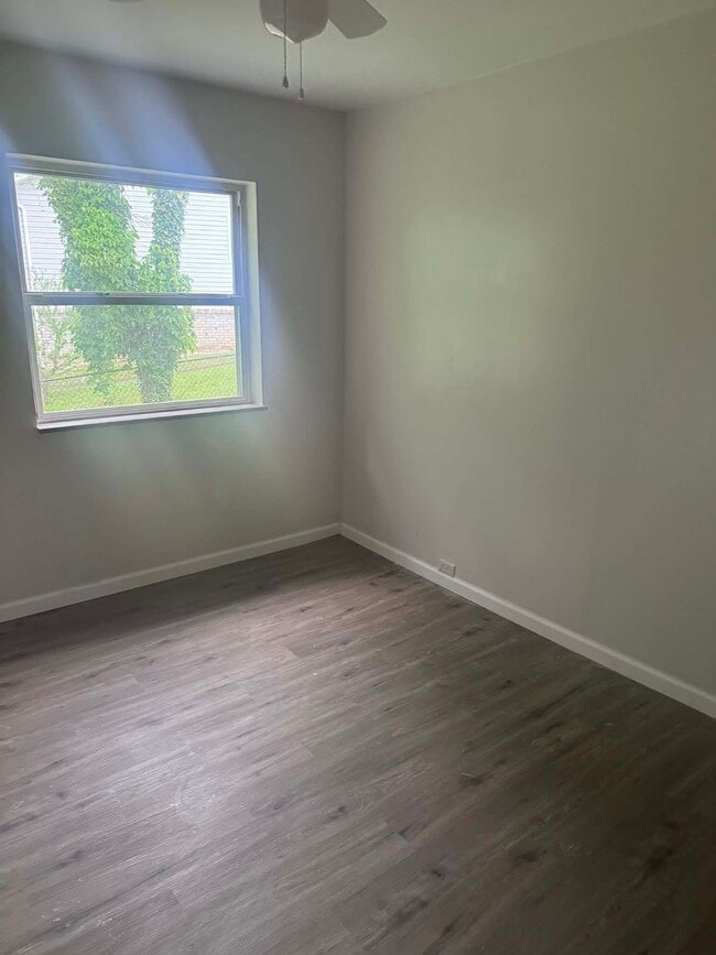 Building Photo - Oak Ridge 37830 - 4 bedroom 2 bath home - Contact Shannon Russell or Lisa Vineyard 865-216-9334