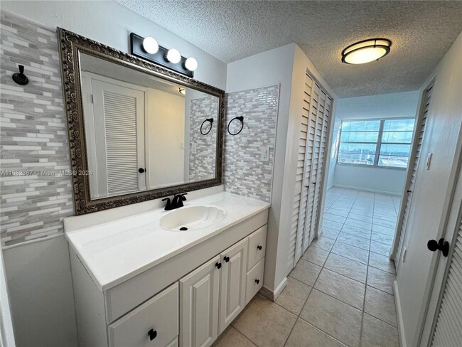 Building Photo - 1 bedroom in Aventura FL 33160