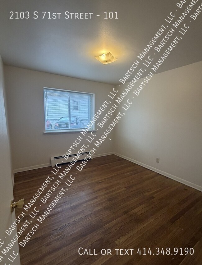 Building Photo - 2103 S 71st St