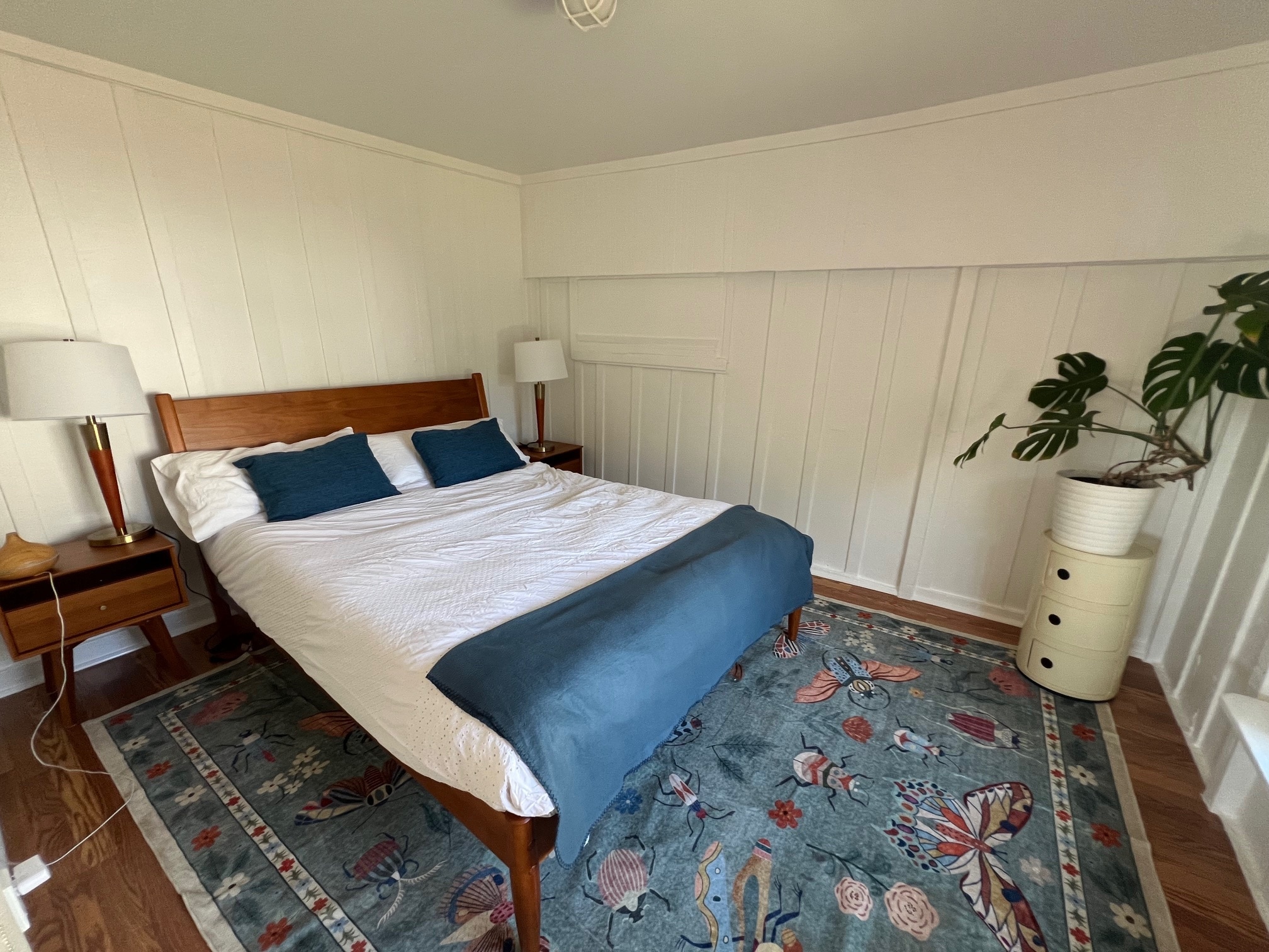 Bedroom with queen bed - 539 Brooks Ave