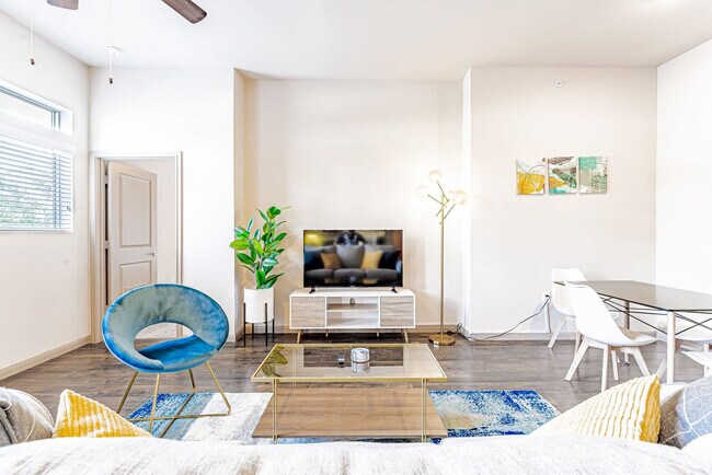 Building Photo - 2301 1/2 Montopolis Dr