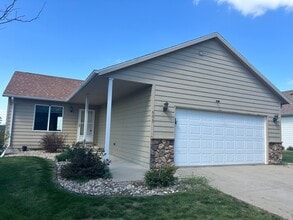 Building Photo - 605 N Daisy Ave