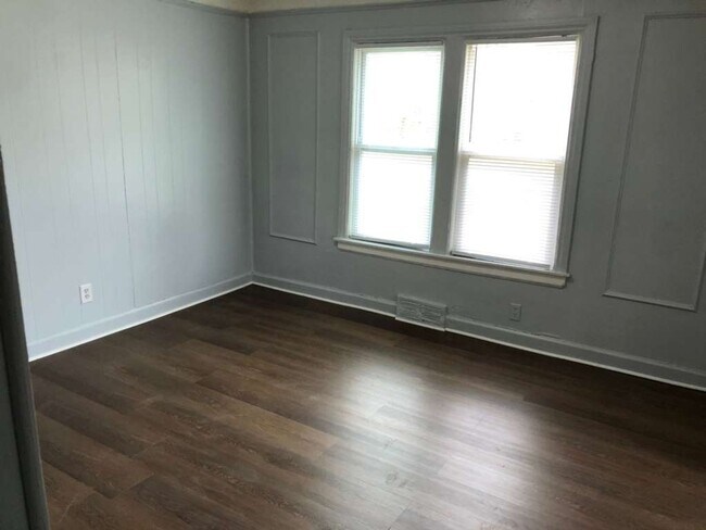 Building Photo - Charming Renovated 2-Bedroom Lower Unit – Section 8 Welcome