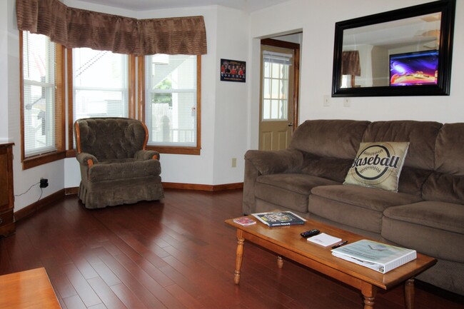 Side entrance into spacious living room - 119 Chestnut St