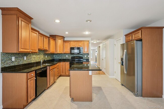 Building Photo - 10 Bridge Ln