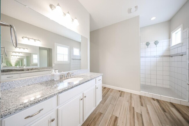 Building Photo - 1424 E Pedro Rd